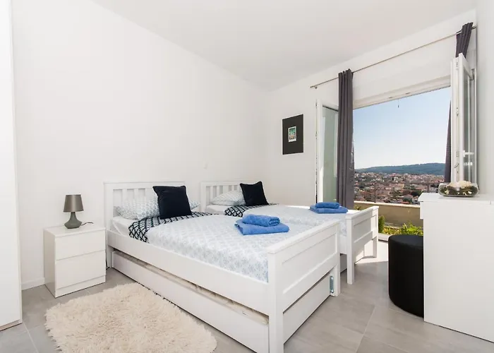 Julia * 特罗吉尔